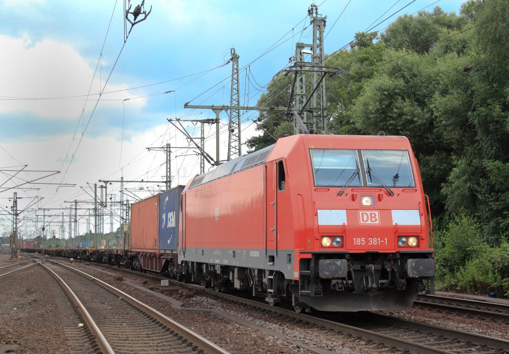 185 381 mit Containerzug am 31. Juli 2013 in HH-Harburg.