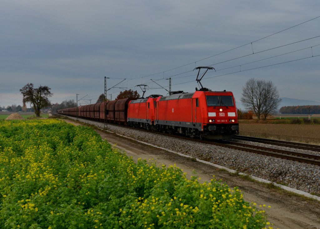 185 382 + 185 371 mit einem Erzzug nach Linz am 10.11.2012 unterwegs bei Langenisarhofen.