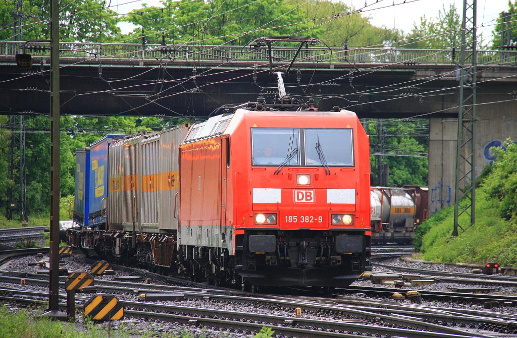 185 382-9 DB kommt aus Richtung Kln mit einem Containerzug aus Italien nach Belgien und fhrt in Aachen-West ein bei Regen am 15.5.2012.