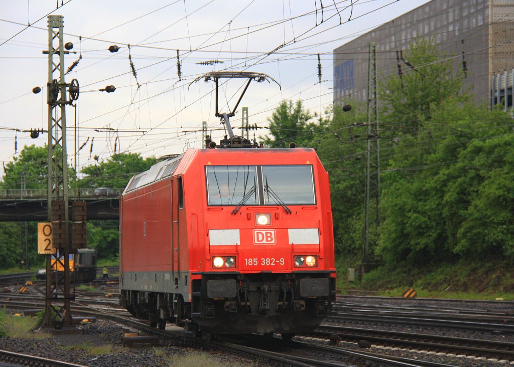 185 382-9 DB rangiert in Aachen-West bei Regenwolken am 15.5.2012.