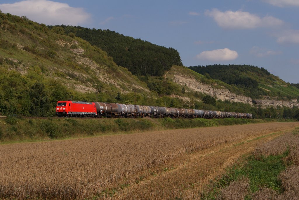 185 382-9 mit einem Kesselwagenzug in Karlstadt am Main am 17.08.2011