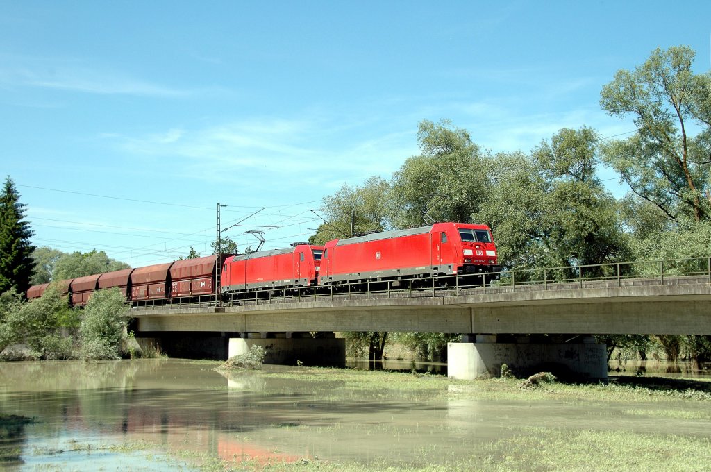 185 383 und 185 313 mit Erzzug nach Linz am 06.06.2010 bei der Isar�berquerung hinter Plattling.