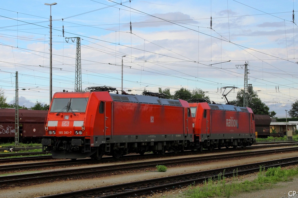 185 383-7 und 185 228-4 stehen am 24.8.2010 in Landshut. 