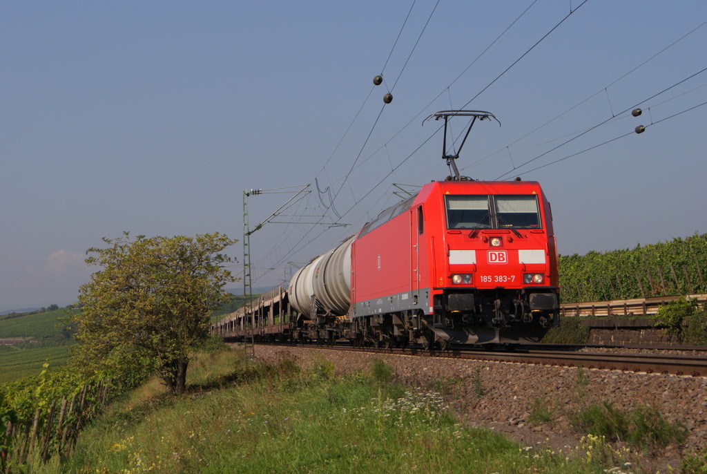 185 383-7 mit einem gemischten Gterzug in Erbach (Rheingau) am 03.09.2011