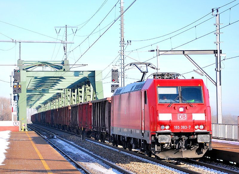 185 383, dessen Scheinwerfer auf der Lokfhrerseite schon Bekanntschaft mit einem Hindernis machte - sprich auf sterreichisch ausgedrckt: einen Depscher hat - brachte am 22.12.2009 zahlreiche Leerwagen Richtung Wien Zentralverschiebebahnhof.