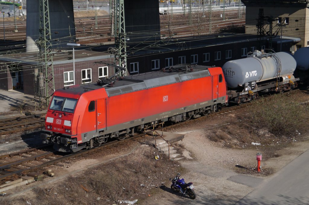 185 383 f�hrt mit einem G�terzug unter der Autobahnbr�cke im Mannheimer Rbf durch. (20.03.12)