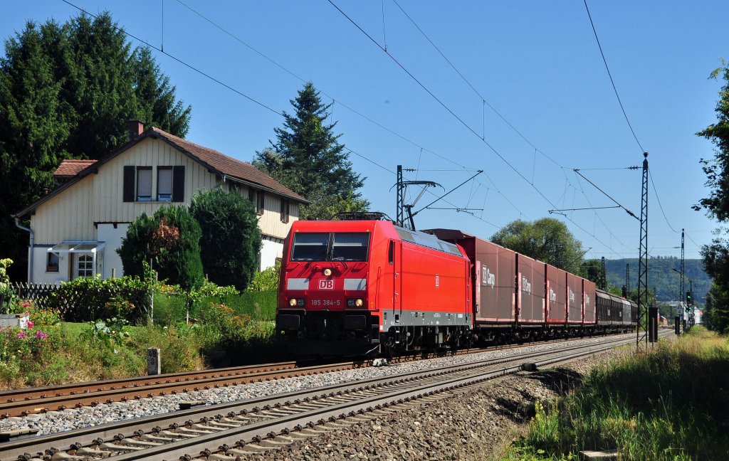 185 384 mit ged.G�terwagen auf der Filsbahn in Richtung Untert�rckheim.Aufgenommen in Salach am 18.8.2012