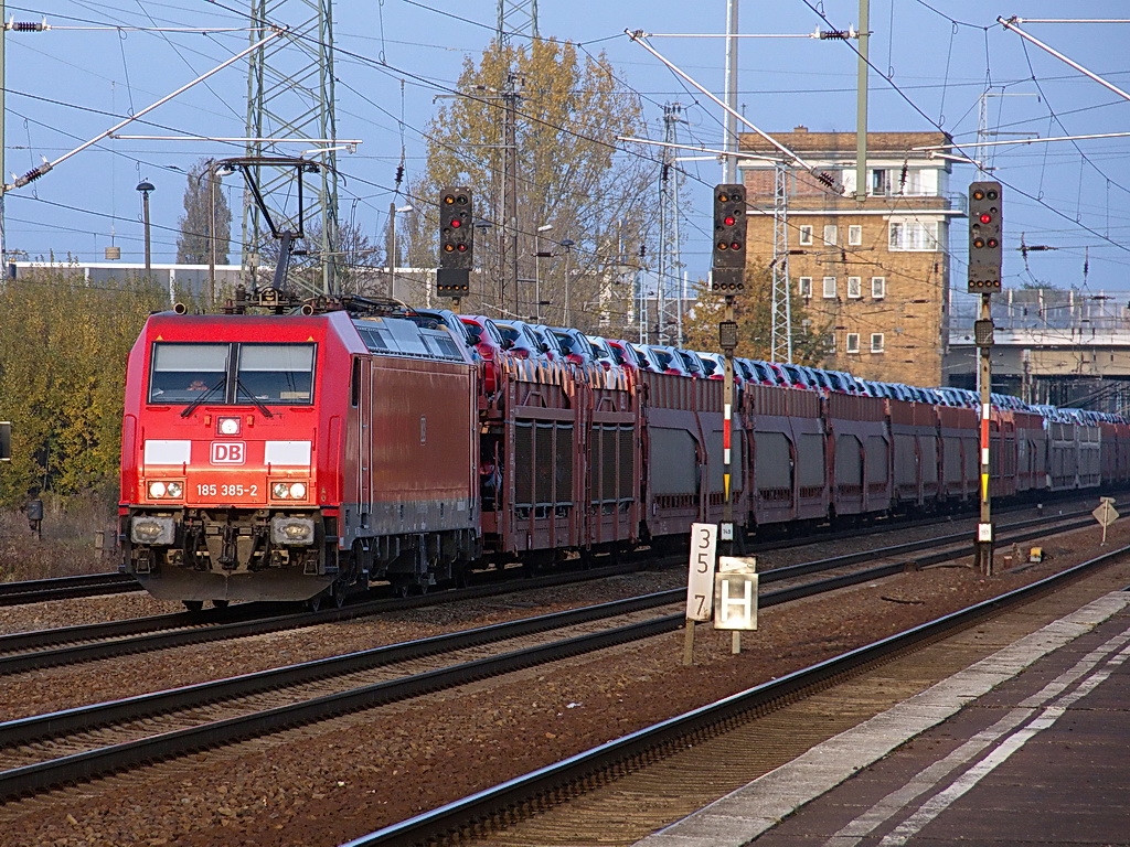 185 385-2  am 28.Oktober 2011 mit einem Autozug Richtung Seddin passiert  den Bahnhof Berlin Schnefeld Flughafen.