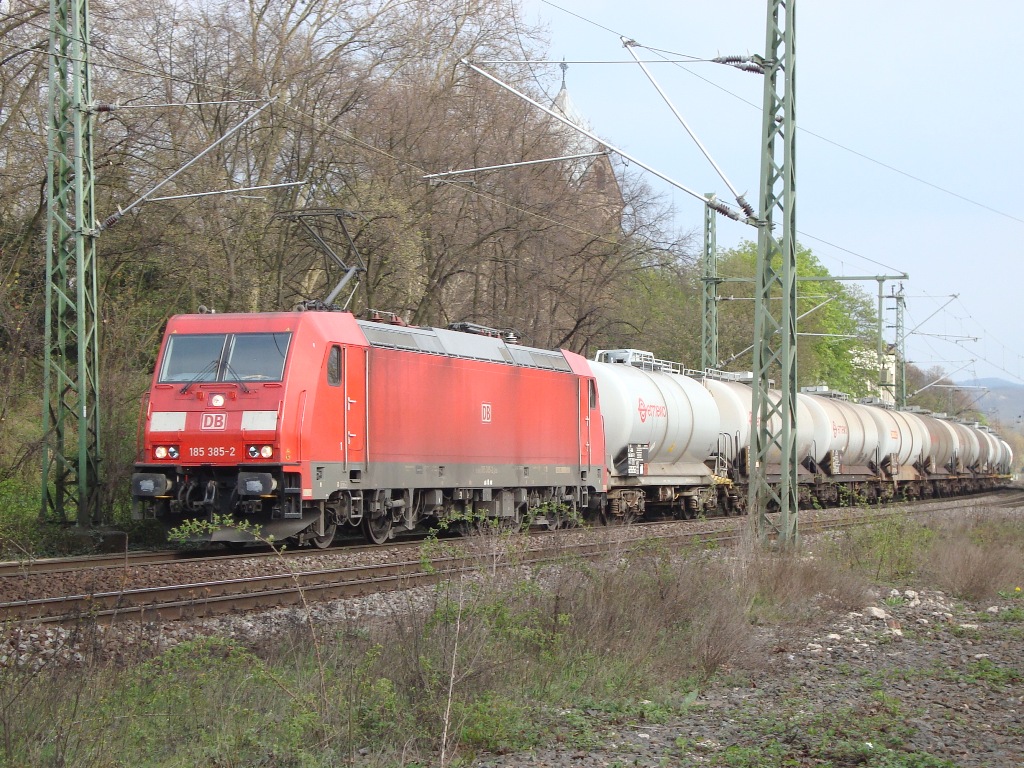 185 385 Kommt mit einem kesselwagenzug durch Bonn-Oberkassel am 15. April.