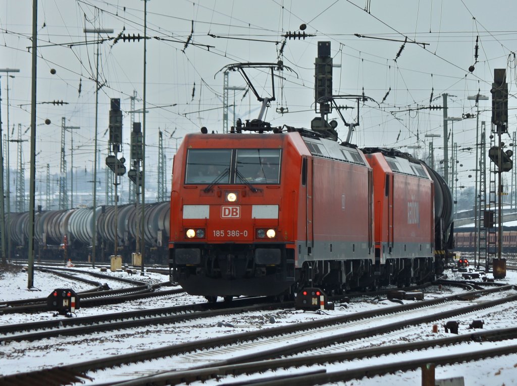 185 386-0 und 185 229-2 ziehen am 18.01.2013 einen 40 Wagen langen lzug aus Aachen West Richtung Kln.