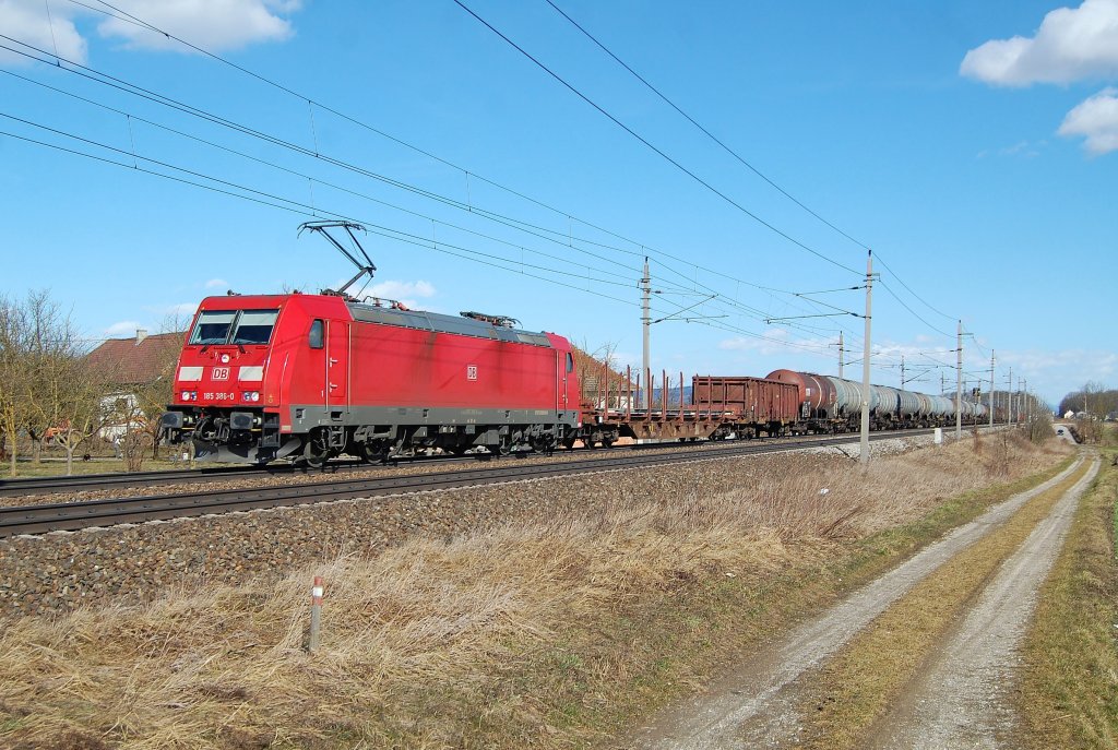 185 386 ist am 27.02.2010 mit einem gemischten
G�terzug zwischen Oftering und Marchtrenk
�ber die Westbahn gerauscht.