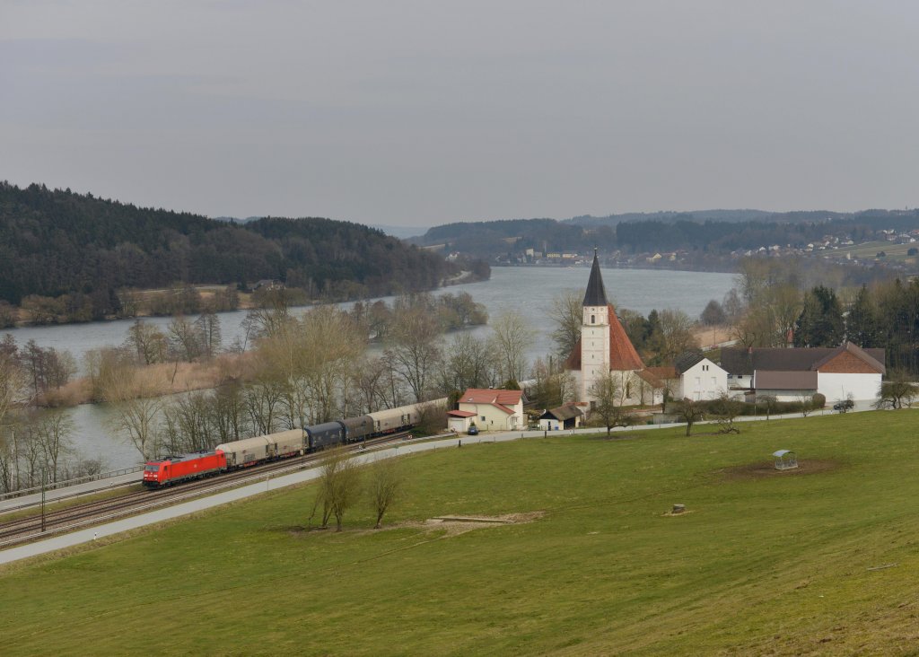 185 386 mit einem Stahlzug am 24.03.2013 bei Hausbach.