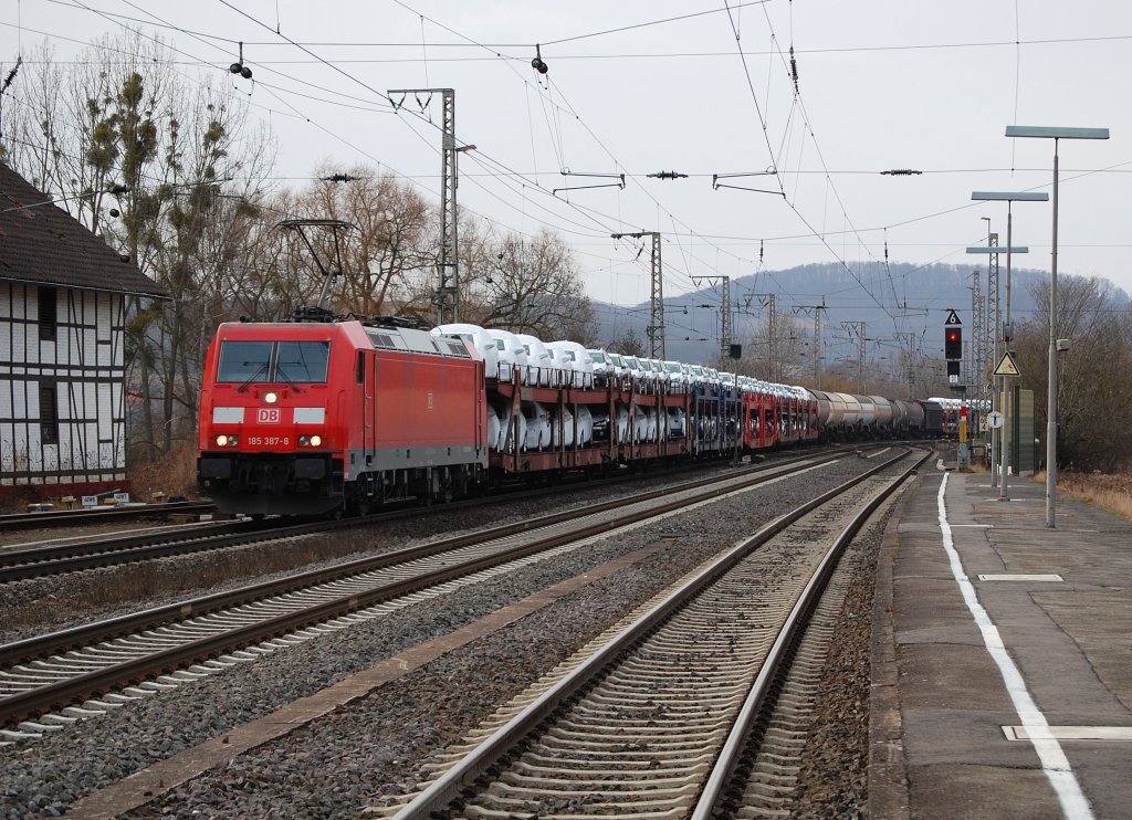 185 387-8 mit einem gemischten Gterzug am 09.03.2012 in Kreiensen