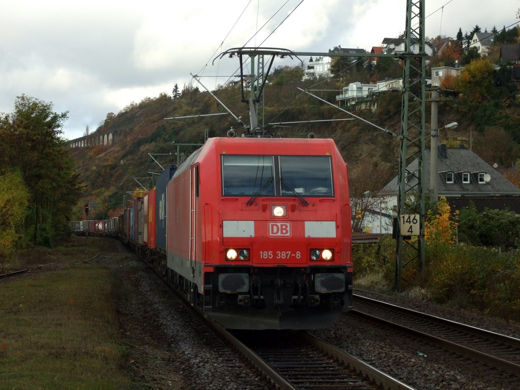185 387-8 mit einem KLV bei der Durchfahrt von Vallendar/Rhein.4.11.09