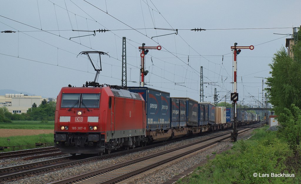 185 387-8 passiert mit dem PANEUROPA/TERRATRANS KLV den Bahnhof Hirschaid Richtung Bamberg. Aufgenommen am 07.05.13.