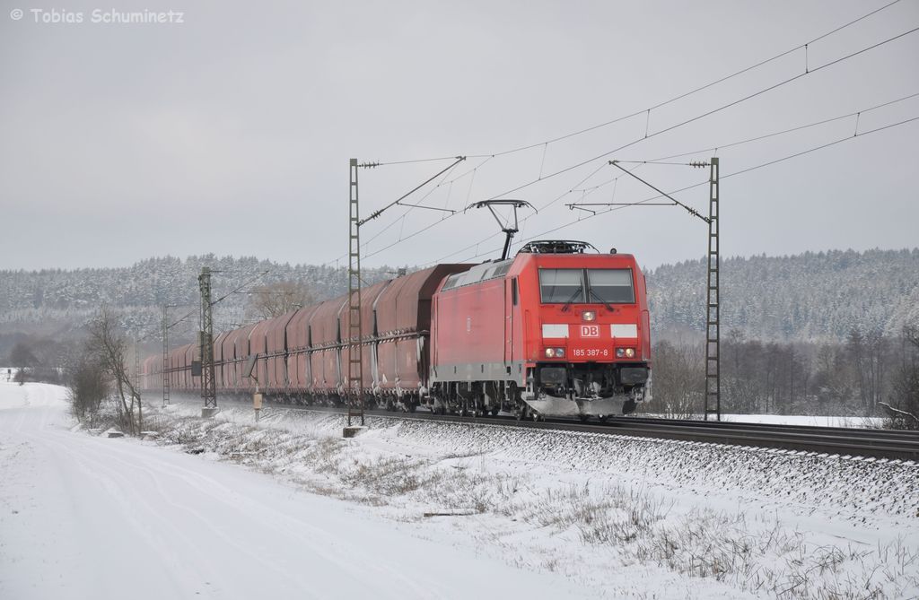 185 387 (91 80 6185 387-8 D-DB) mit Erzzug nach Linz am 09.02.2013 bei Plling