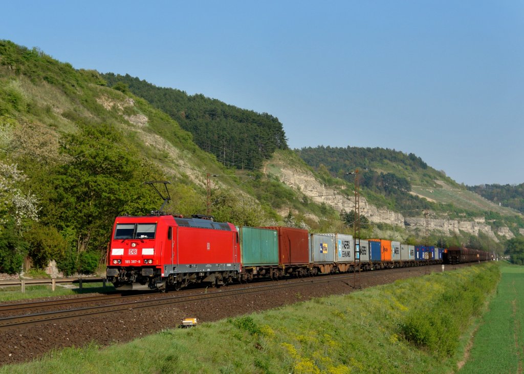 185 387 mit einem Containerzug am 19.04.2011 bei Karlstadt.