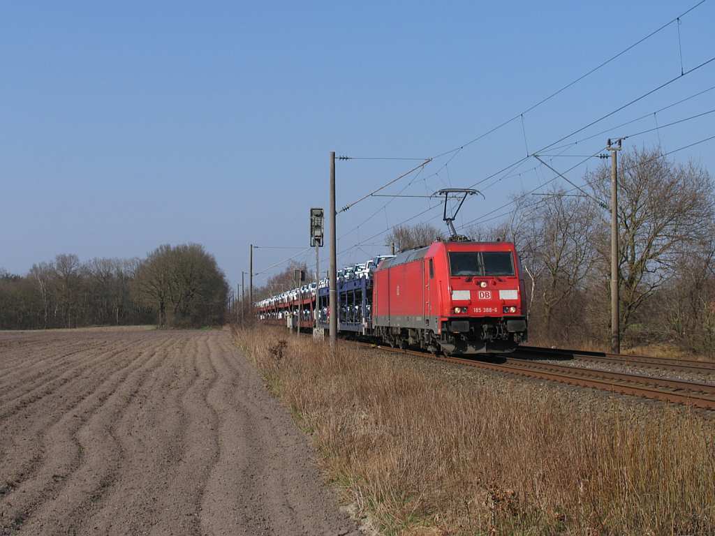 185 388-6 mit einem Gterzug zwischen Emden und Rheine bei Devermhlen (B 296.6) am 23-3-2012.