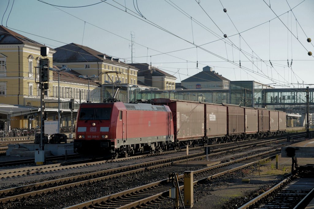 185 388 am 15.10.11 in Regensburg Hbf