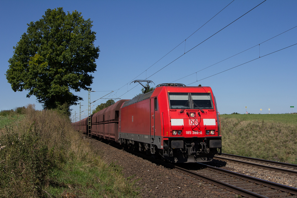 185 388 mit einem Erzzug nach Linz zwischen Beratzhausen und Mausheim.Am Zugschluss schiebt eine weitere Lok der Baureihe 185 nach.(8.9.2012,KBS 880)
