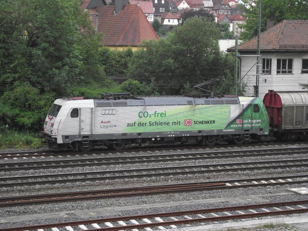 185 389-4  CO2 frei  steht am 6. Juli 2011 mit dem FIR 51750 (Nrnberg Rbf - Engelsdorf) in der berholung in Kronach.