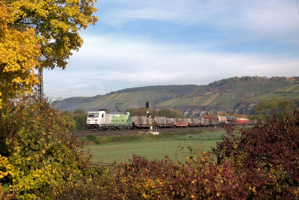 185 389 am 18.10.12 bei Himmelstadt am Main mit Hinkelsteinen gen sterreich