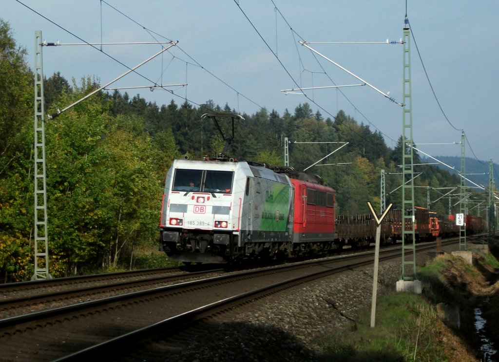 185 389  CO2 Frei  und eine 151 sind am 18.Oktober 2011 mit einem Stahlzug aus Saalfeld(S) bei Halach Richtung Kronach unterwegs.