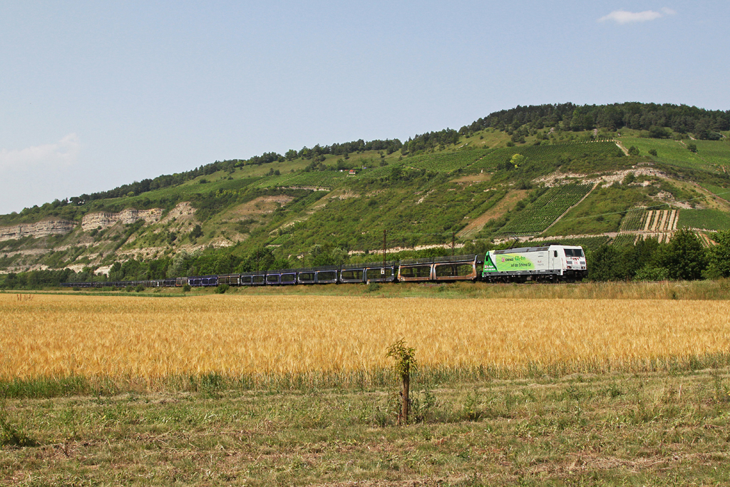 185 389 mit einem Gterzug am 30.06.2012 bei Thngersheim.