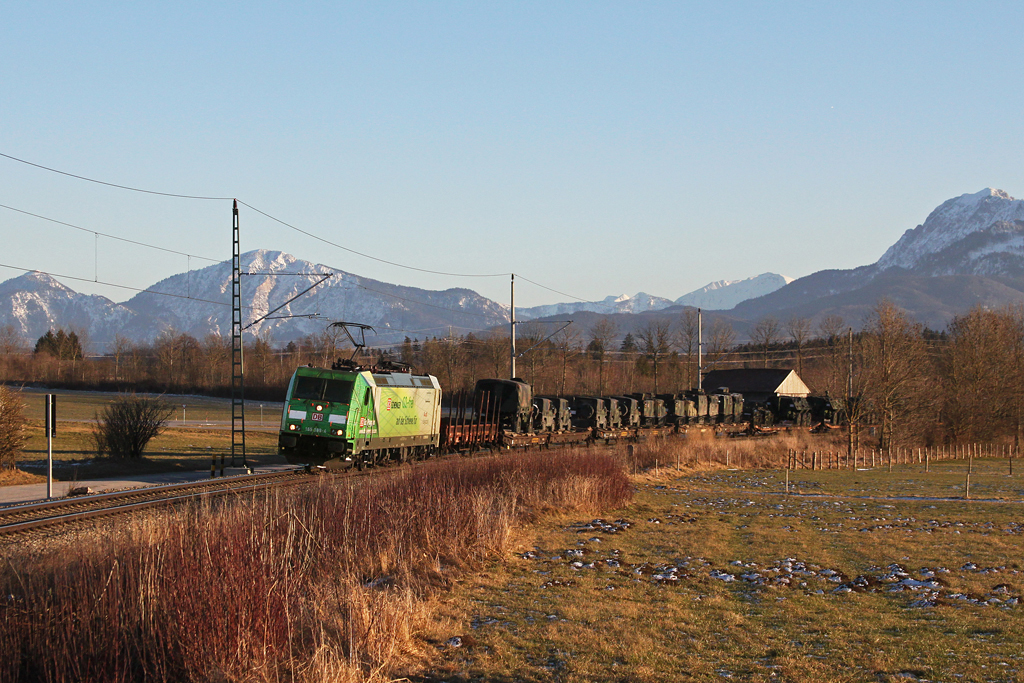 185 389 mit einem Militrzug am 16.01.2012 bei Rieden an der Mittenwaldbahn.