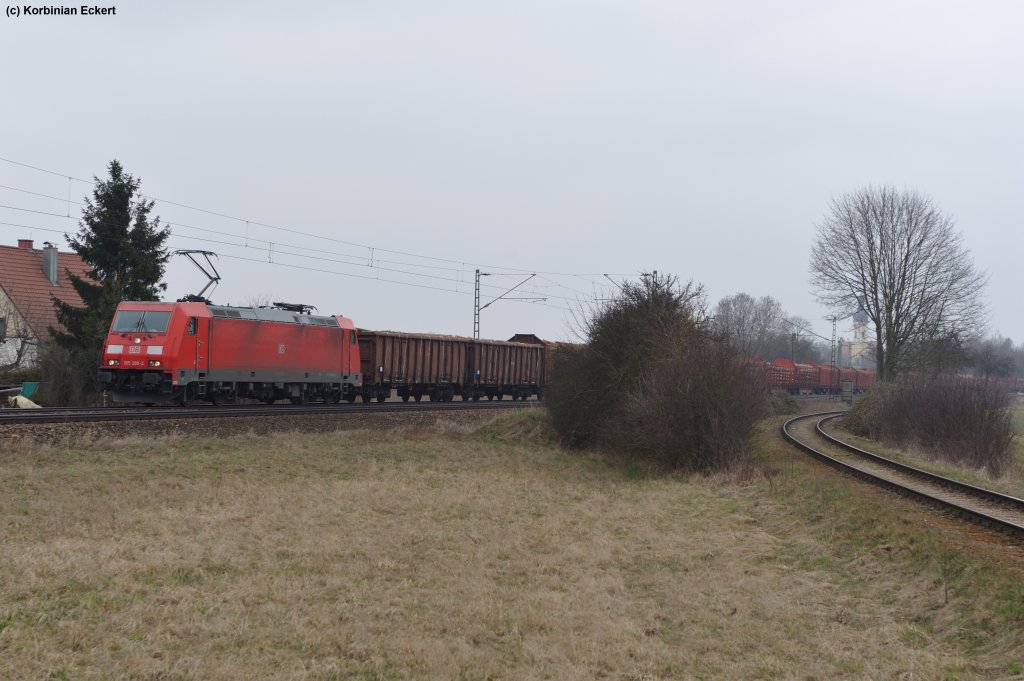 185 390-2 mit einem gemischten Gterzug bei Obertraubling, 05.04.2013