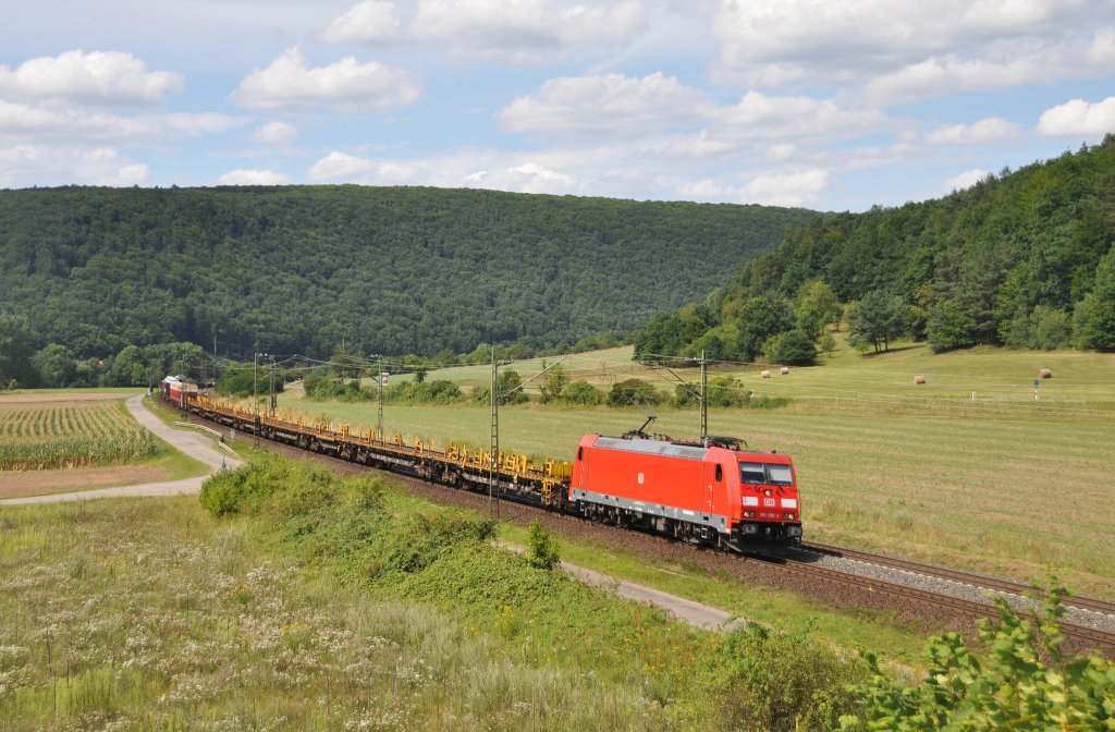 185 390 mit einem gem.GZ auf der Main-Spessart-Bahn Richtung Wrzburg,bei Wernfeld am 4.8.2012