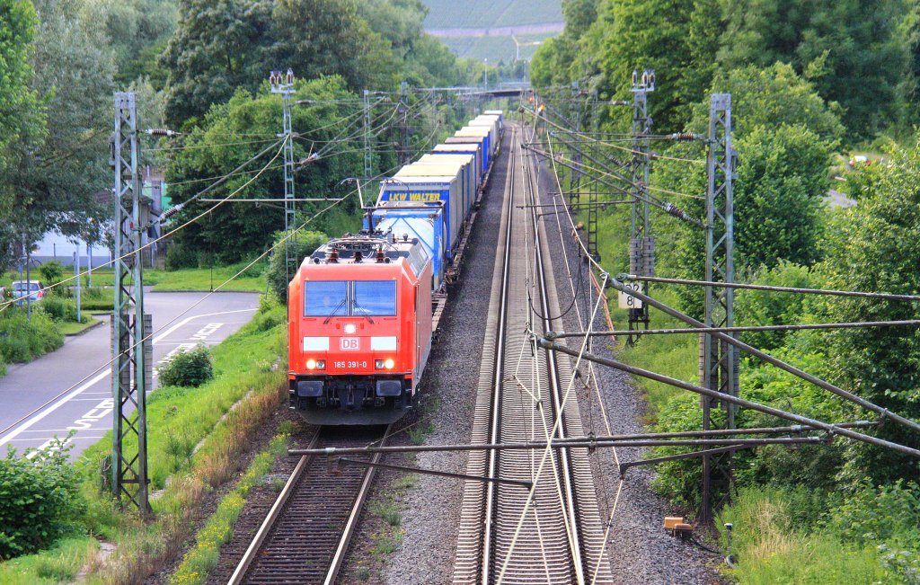 185 391-0 DB kommt aus Richtung Kln mit einem langen Containerzug aus Kln-Eifeltor nach Italien und fhrt in Richtung Koblenz. Aufgenommen auf der Rechten Rheinstrecke bei Bad-Honnef am Rhein in der Abendsonne am Abend des 25.6.2013.