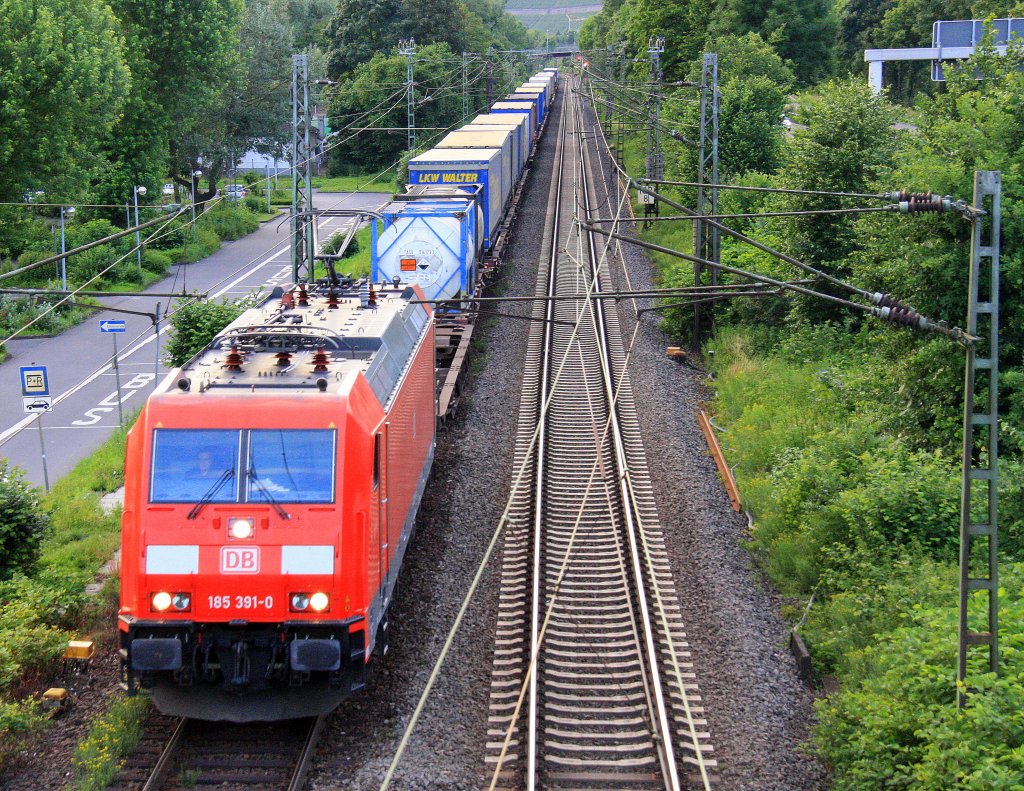 185 391-0 DB kommt aus Richtung Kln mit einem langen Containerzug aus Kln-Eifeltor nach Italien und fhrt in Richtung Koblenz. Aufgenommen auf der Rechten Rheinstrecke bei Bad-Honnef am Rhein in der Abendsonne am Abend vom 25.6.2013.