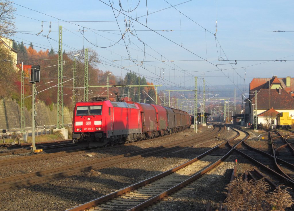 185 391-0 zieht am 14. November 2012 einen gemischten G�terzug durch Kronach.