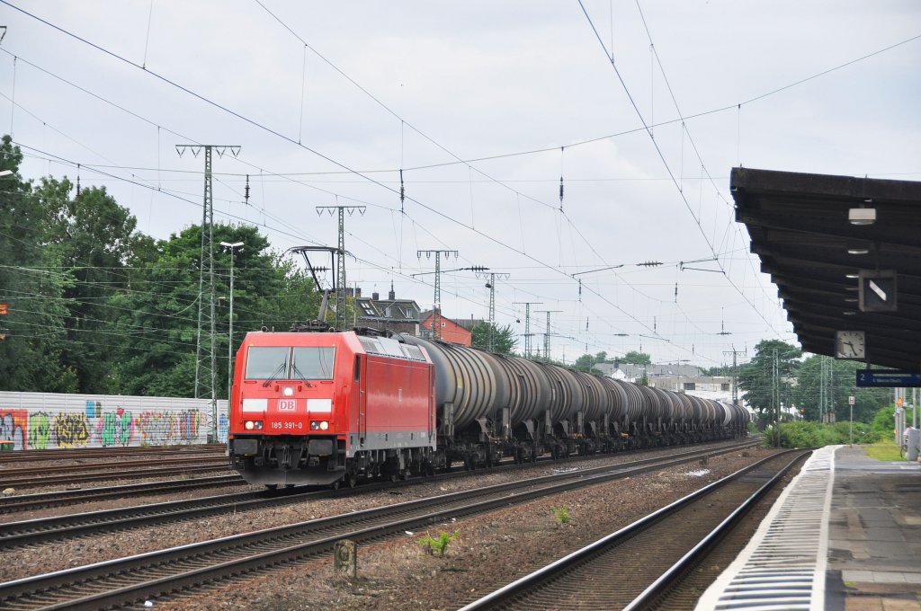 185 391 mit Kesselwagen in Richtung K�ln-Ehrenfeld bei der durchfahrt von K�ln-West am 14.7.2012