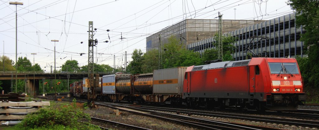 185 392-8 DB kommt aus Richtung Kln,Aachen-Hbf mit einem langen Containerzug aus Verona(I) nach Antwerpen-Combinant(B) und fhrt in Aachen-West ein am Abend des 14.5.2013.