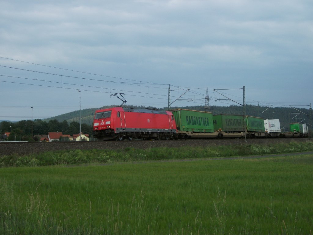 185 392 ist am 10.Juni 2011 mit dem Hangartner-KLV bei Halach Richtung Saalfeld/S unterwegs.