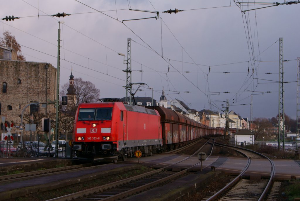 185 393-6 mit einem Kohlezug in Rdesheim (Rhein) am 17.12.2011