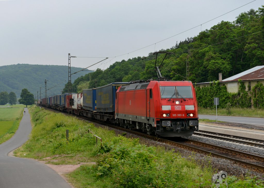 185 393 mit einem KLV am 02.06.2012 bei Gambach.