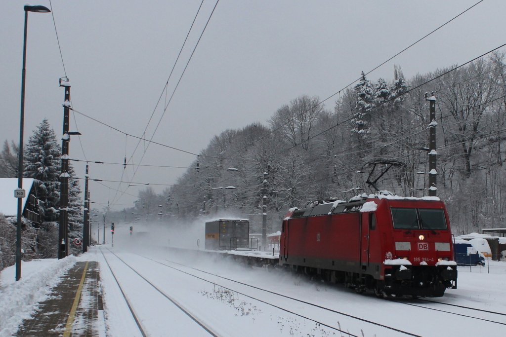 185 394 bei Kritzendorf (Kz) mit einem Gterzug den Westen entgegen; am 23.02.2013