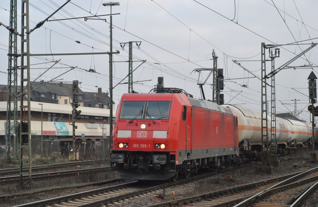 185 395-1, ist am 03.02.2011 mit einen Gastankzug in Lehrte unterwegst.