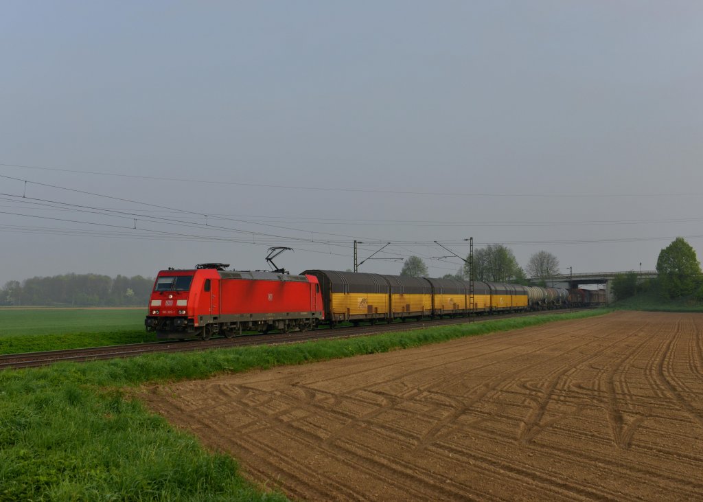 185 395 mit einem G�terzug am 01.05.2013 bei Plattling.