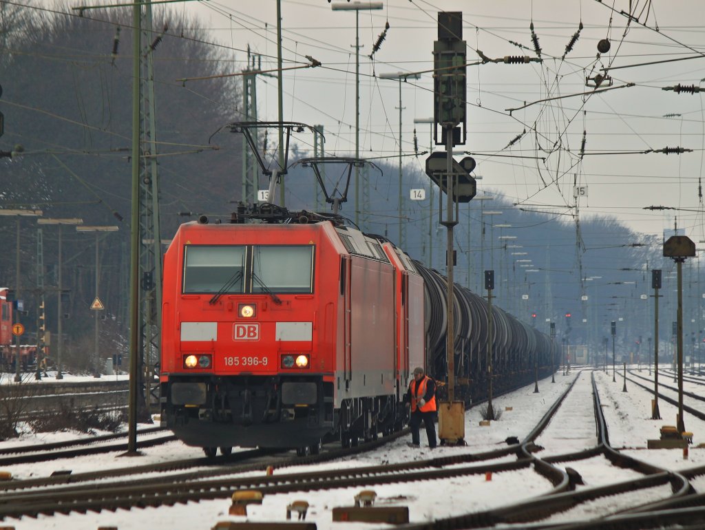 185 396-9 und 185 255-7 wurden am 12.02.2012 in Aachen West an einen Kesselzug gefahren und vom Tf angekoppelt. Der Zug wurde von einem Cobra-Doppel aus Belgien nach hier gebracht und von der 185er Doppeltraktion spter Richtung Kln gezogen. 
