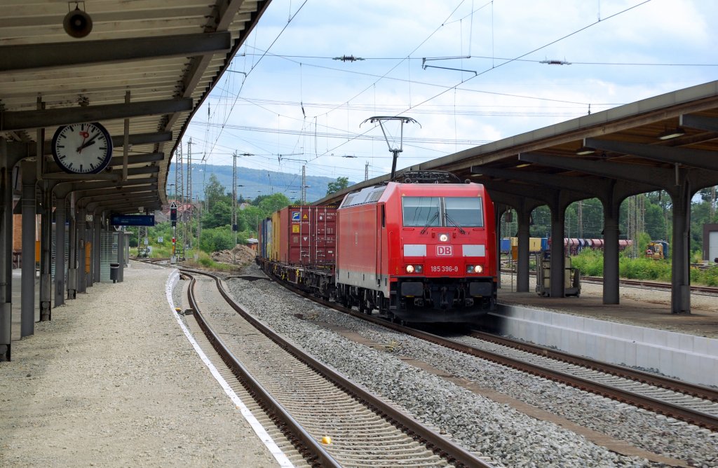 185 396-9 mit einem Containerzug am 23.06.2012 in Kreiensen