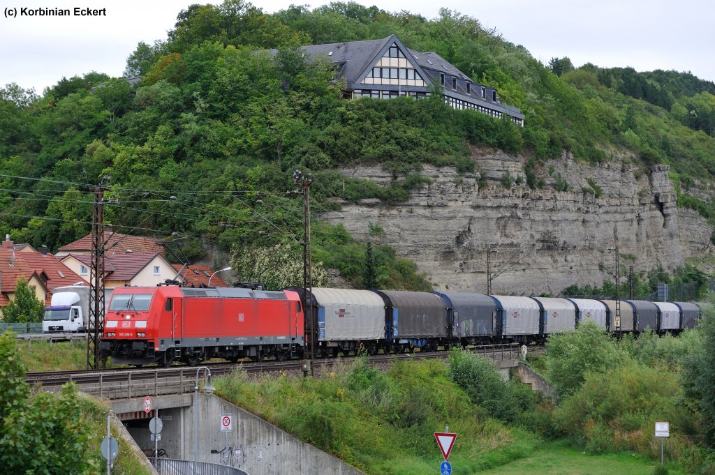 185 396-9 mit einem Planwagenzug Richtung Gem�nden (Main) bei der Durchfahrt in Retzbach-Zellingen, 06.08.2012