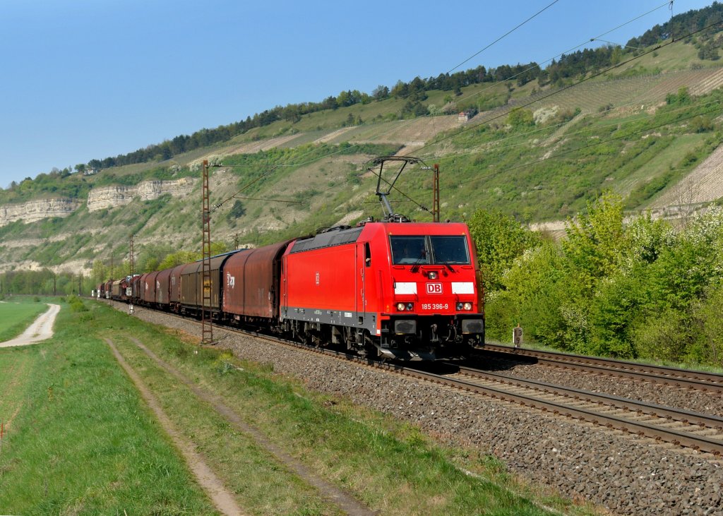 185 396 mit einem G�terzug am 19.04.2011 unterwegs bei Th�ngersheim.