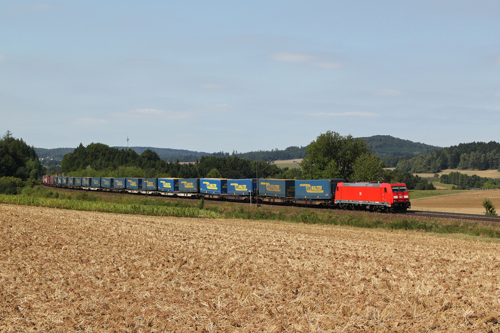 185 396 mit einem KLV Zug am 23.08.2012 bei Darshofen.