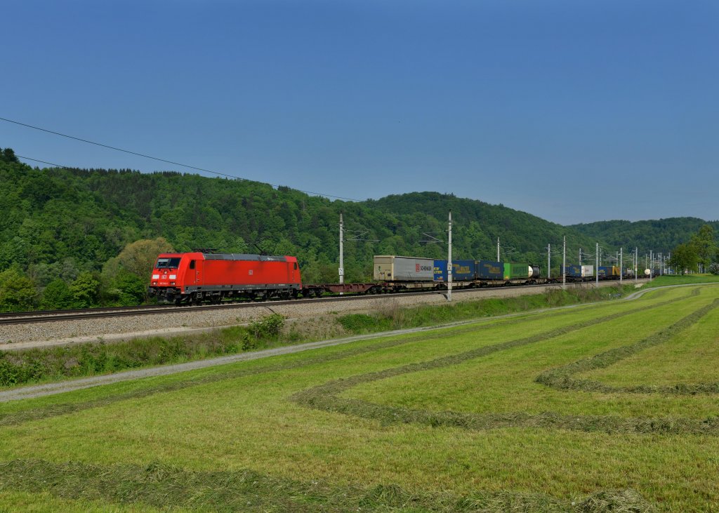 185 396 mit einem KLV am 09.05.2013 bei Wernstein am Inn.
