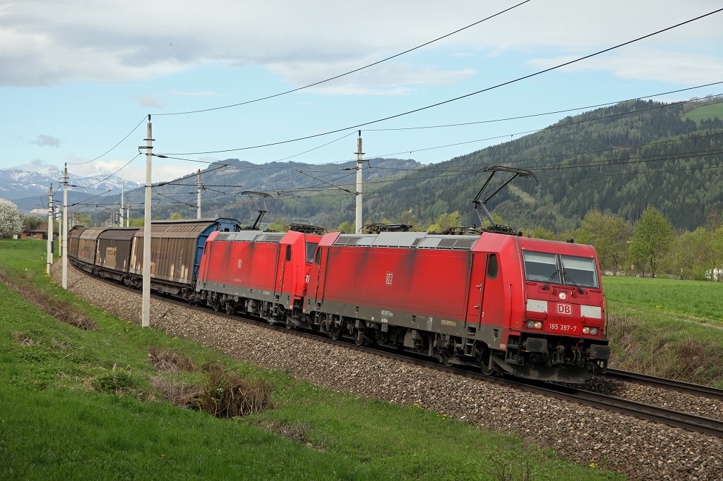 185 397 + 185 216 mit Gterzug bei Niklasdorf am 28.04.2013