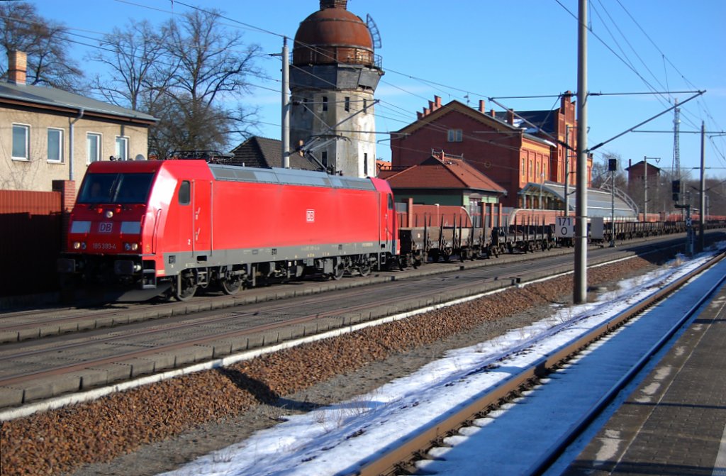 185 398-4 mit leeren Flachwagen durch Rathenow in Richtung Stendal. Am 25.02.2010